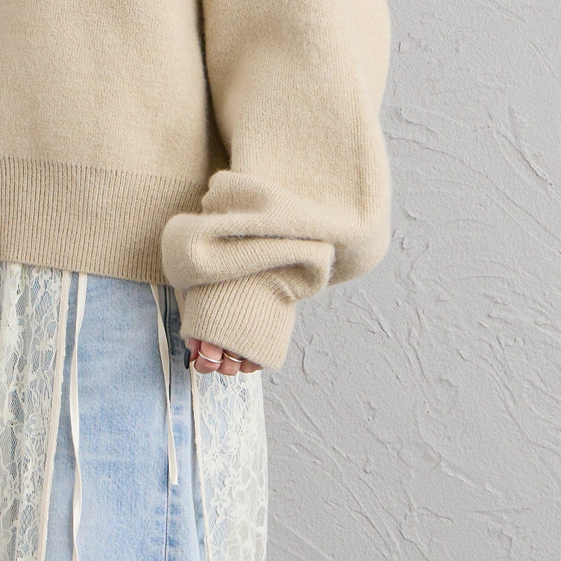 nenom [ネノム] ワンポイントロゴ刺繍 Wフェイスニットプルオーバー [NE26331012] 22 BEIGE &&モデル身長：150cm 着用サイズ：F&&