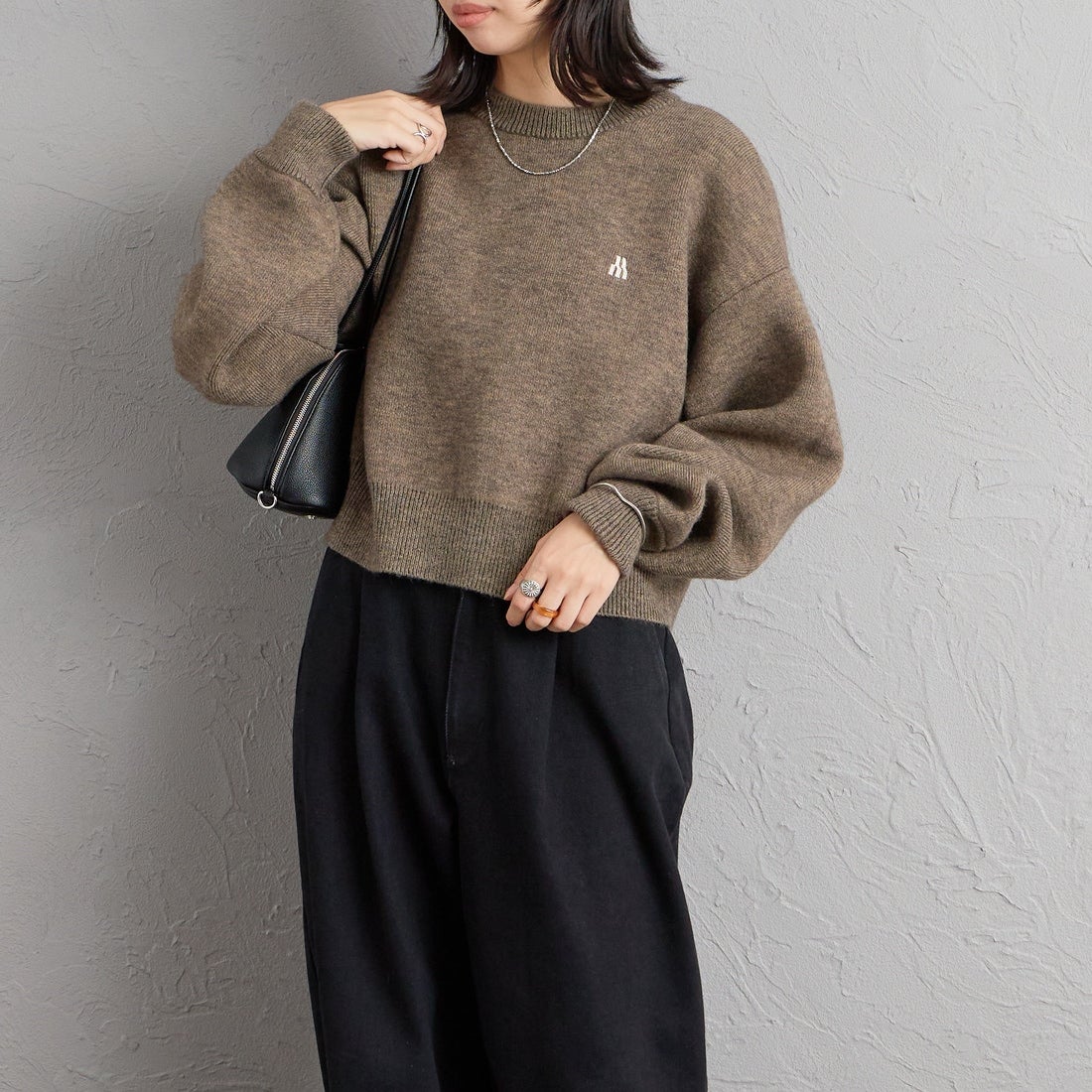 nenom [ネノム] ワンポイントロゴ刺繍 Wフェイスニットプルオーバー [NE26331012] 26 MOCHA &&モデル身長：162cm 着用サイズ：F&&