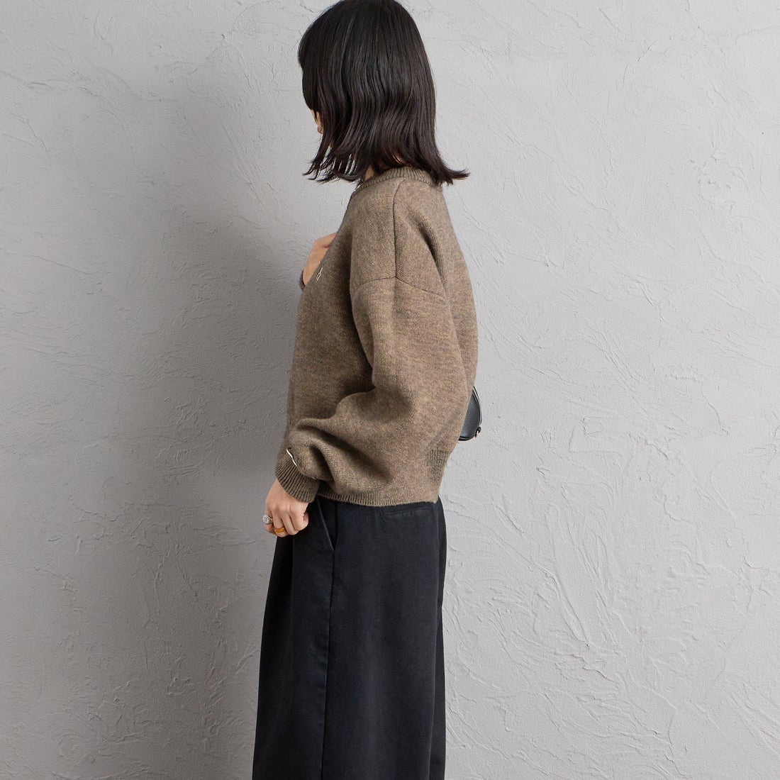 nenom [ネノム] ワンポイントロゴ刺繍 Wフェイスニットプルオーバー [NE26331012] 26 MOCHA &&モデル身長：162cm 着用サイズ：F&&