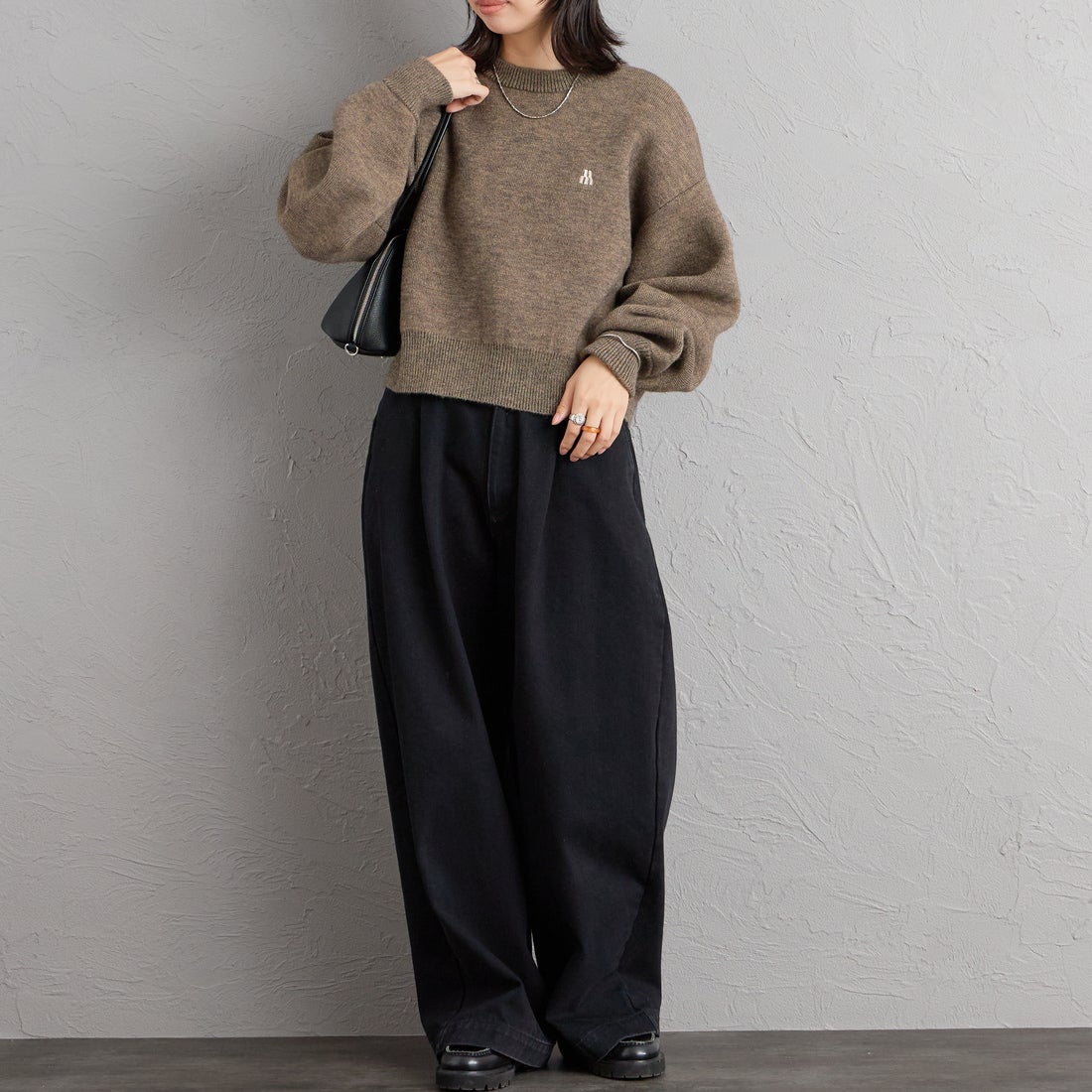 nenom [ネノム] ワンポイントロゴ刺繍 Wフェイスニットプルオーバー [NE26331012] 26 MOCHA &&モデル身長：162cm 着用サイズ：F&&