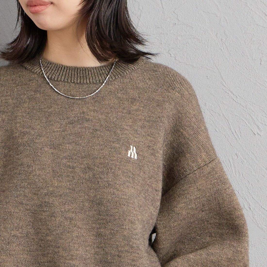 nenom [ネノム] ワンポイントロゴ刺繍 Wフェイスニットプルオーバー [NE26331012] 26 MOCHA &&モデル身長：162cm 着用サイズ：F&&