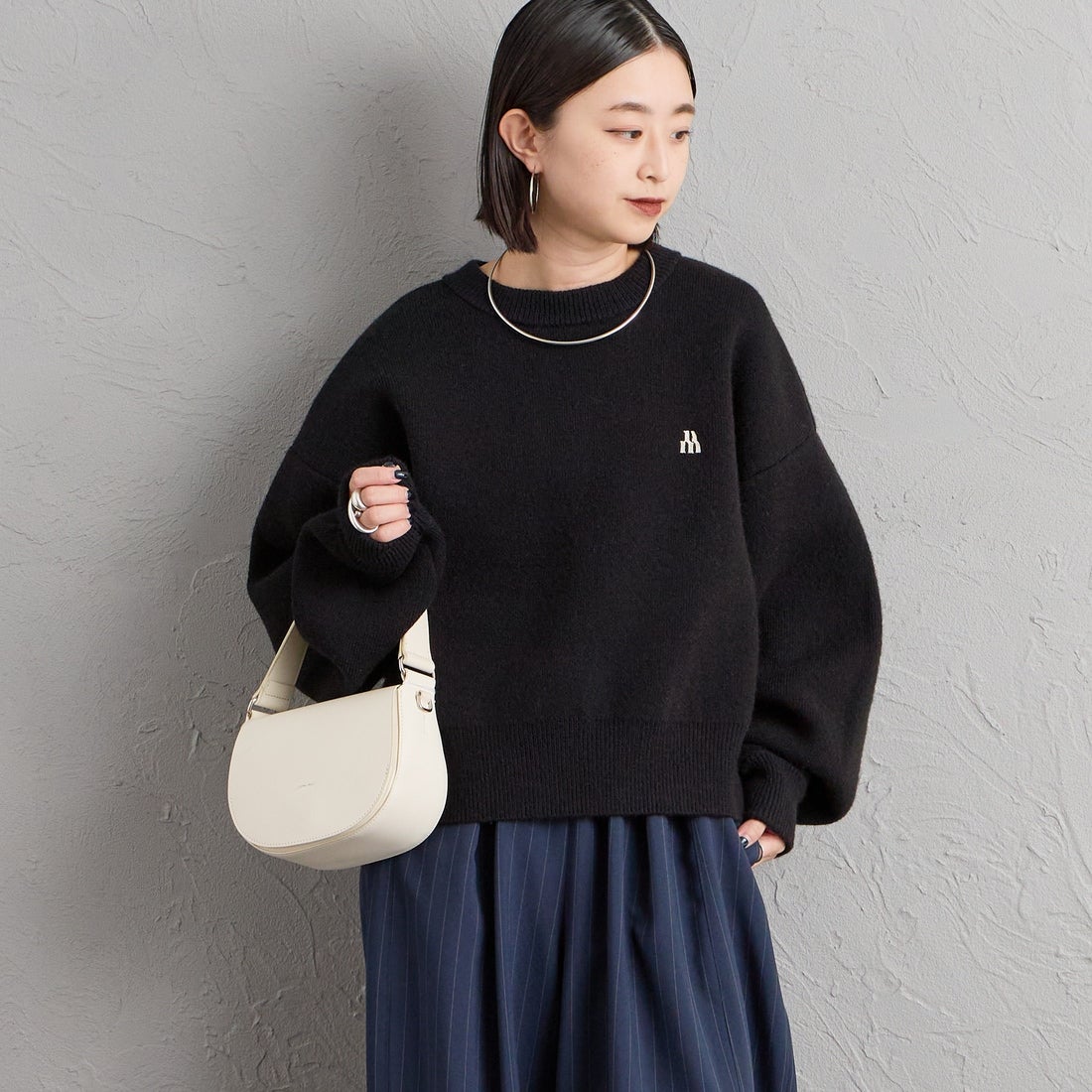nenom [ネノム] ワンポイントロゴ刺繍 Wフェイスニットプルオーバー [NE26331012] 09 BLACK &&モデル身長：150cm 着用サイズ：F&&