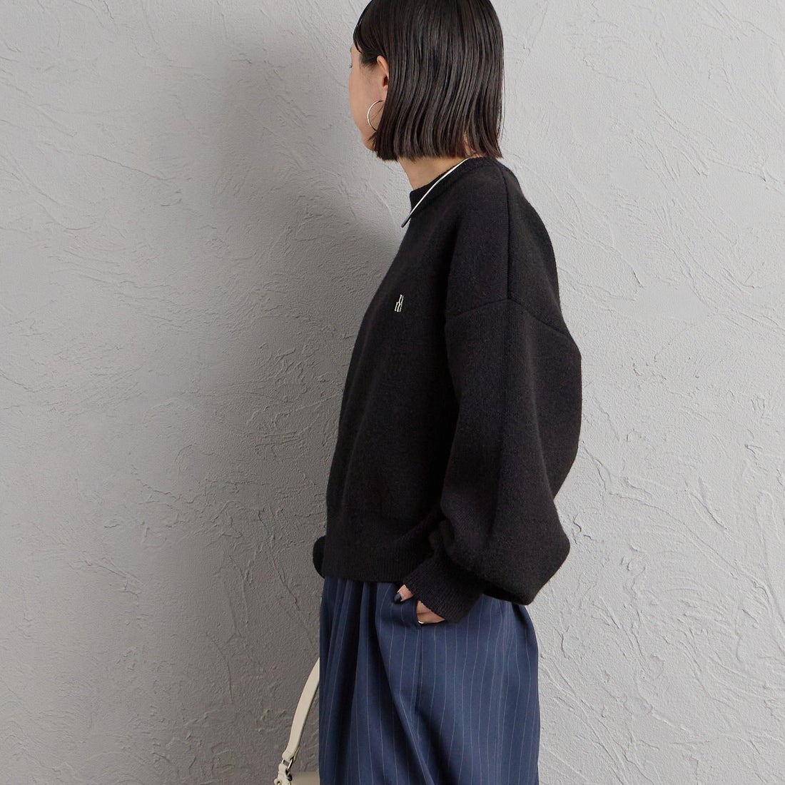 nenom [ネノム] ワンポイントロゴ刺繍 Wフェイスニットプルオーバー [NE26331012] 09 BLACK &&モデル身長：150cm 着用サイズ：F&&