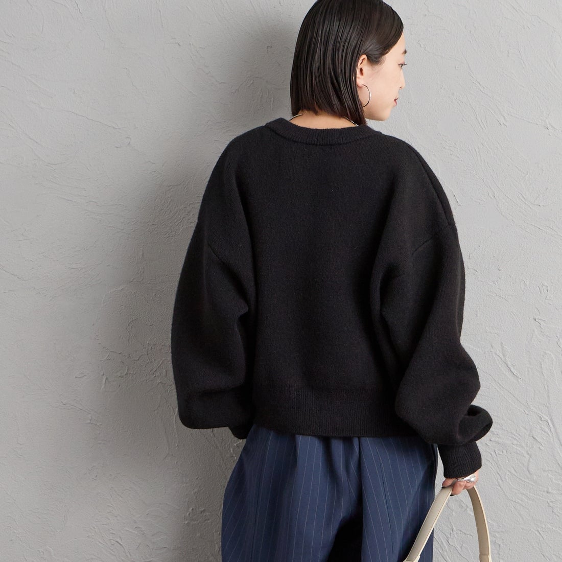 nenom [ネノム] ワンポイントロゴ刺繍 Wフェイスニットプルオーバー [NE26331012] 09 BLACK &&モデル身長：150cm 着用サイズ：F&&