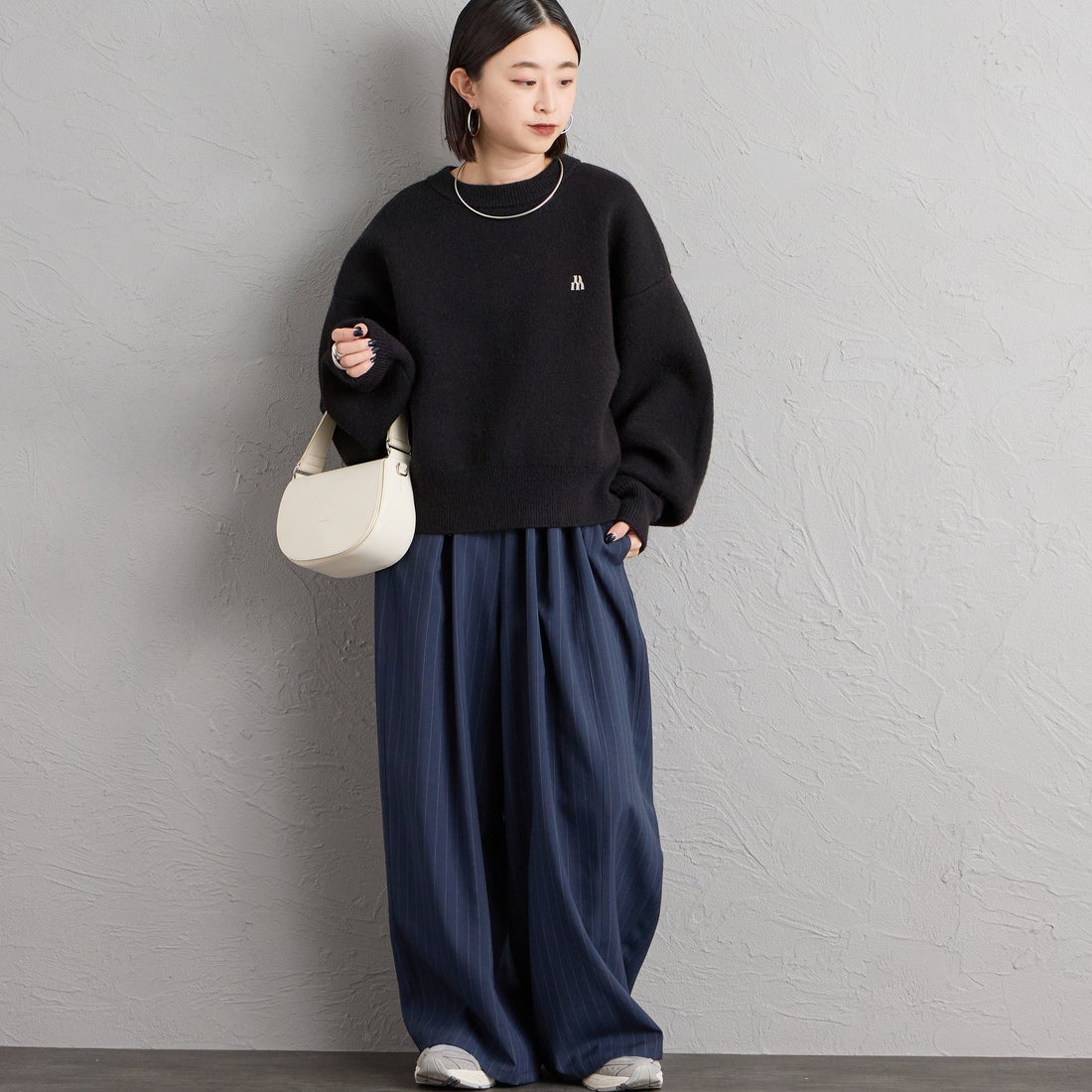 nenom [ネノム] ワンポイントロゴ刺繍 Wフェイスニットプルオーバー [NE26331012] 09 BLACK &&モデル身長：150cm 着用サイズ：F&&