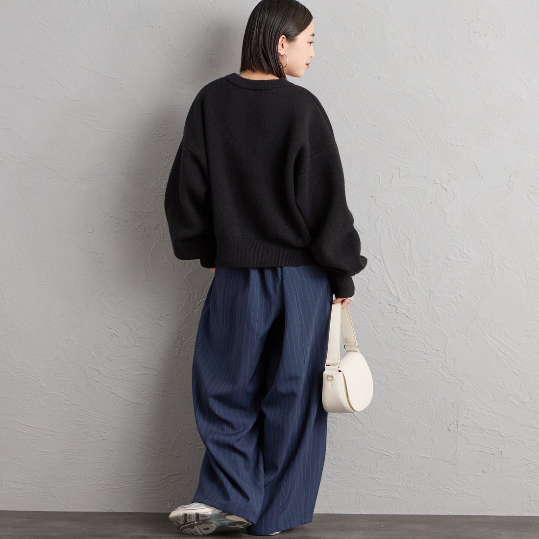 nenom [ネノム] ワンポイントロゴ刺繍 Wフェイスニットプルオーバー [NE26331012] 09 BLACK &&モデル身長：150cm 着用サイズ：F&&