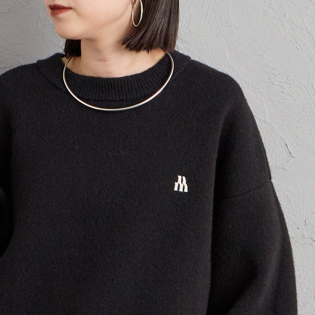 nenom [ネノム] ワンポイントロゴ刺繍 Wフェイスニットプルオーバー [NE26331012] 09 BLACK &&モデル身長：150cm 着用サイズ：F&&