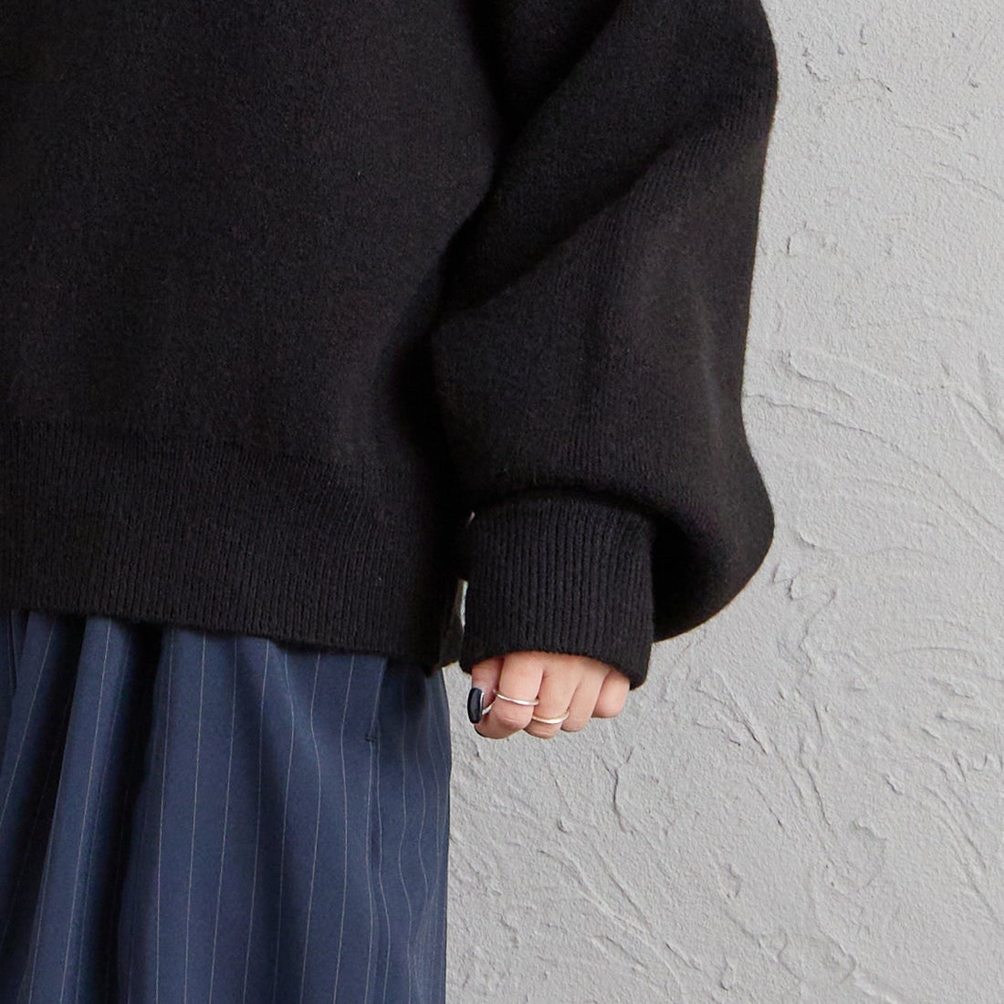 nenom [ネノム] ワンポイントロゴ刺繍 Wフェイスニットプルオーバー [NE26331012] 09 BLACK &&モデル身長：150cm 着用サイズ：F&&