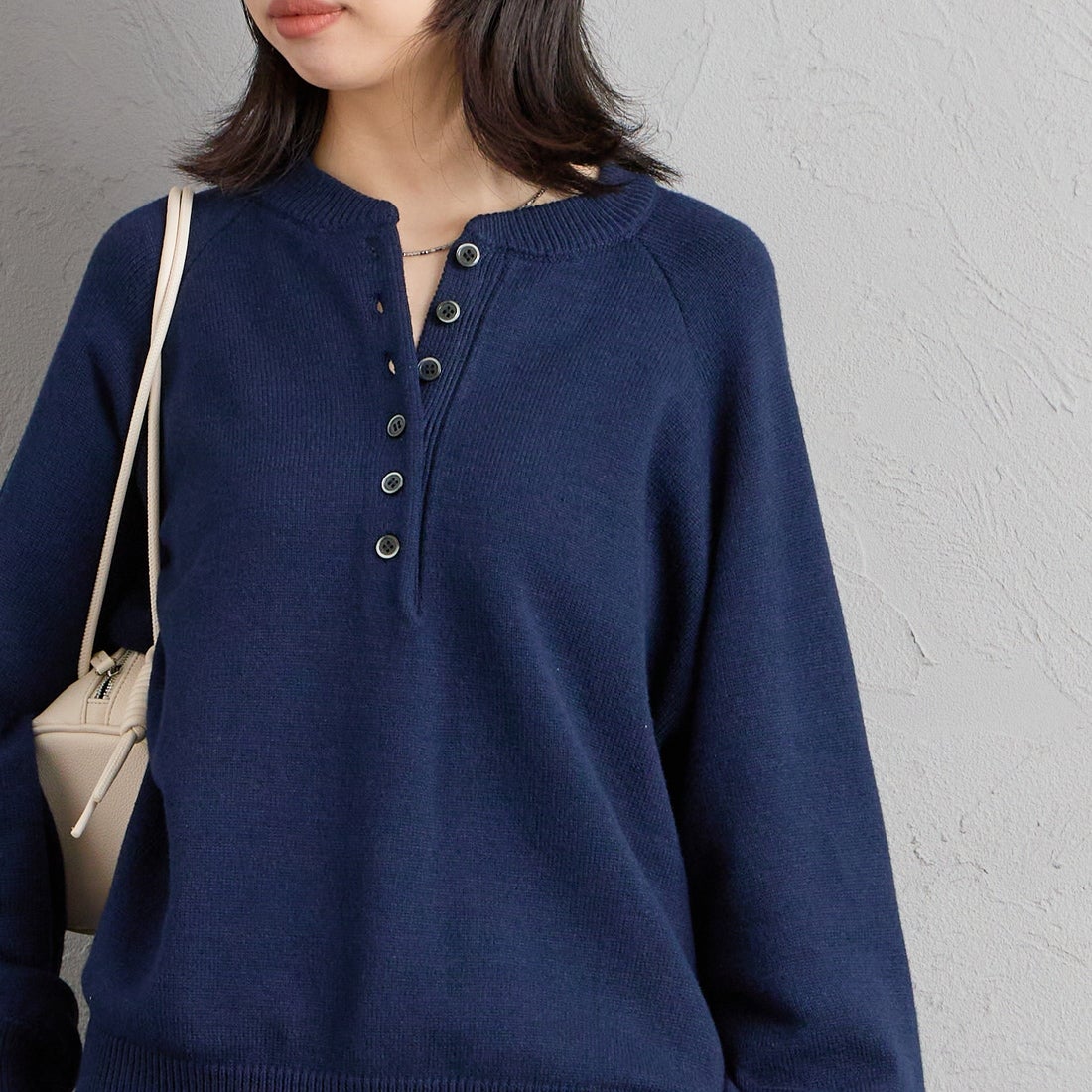 nenom [ネノム] ヘンリーネック スウェットライクニット [NE26331011] 16 NAVY &&モデル身長：162cm 着用サイズ：F&&