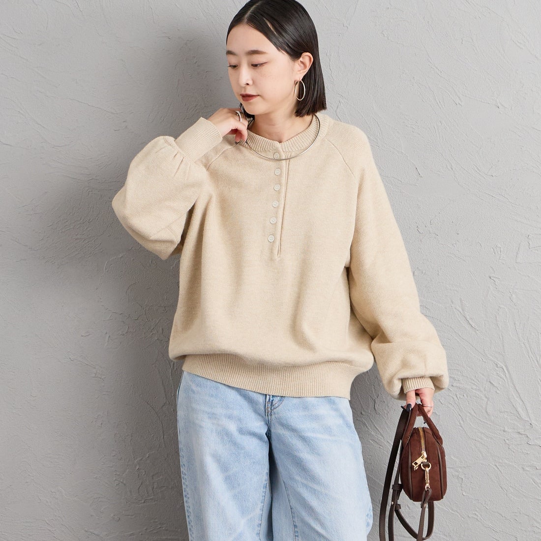 nenom [ネノム] ヘンリーネック スウェットライクニット [NE26331011] 22 BEIGE &&モデル身長：150cm 着用サイズ：F&&