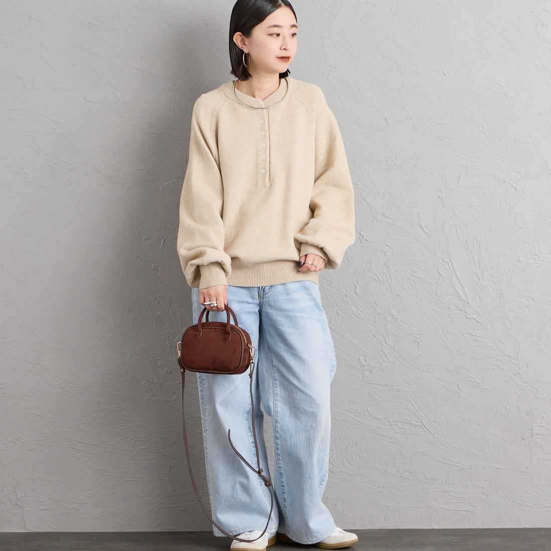 nenom [ネノム] ヘンリーネック スウェットライクニット [NE26331011] 22 BEIGE &&モデル身長：150cm 着用サイズ：F&&
