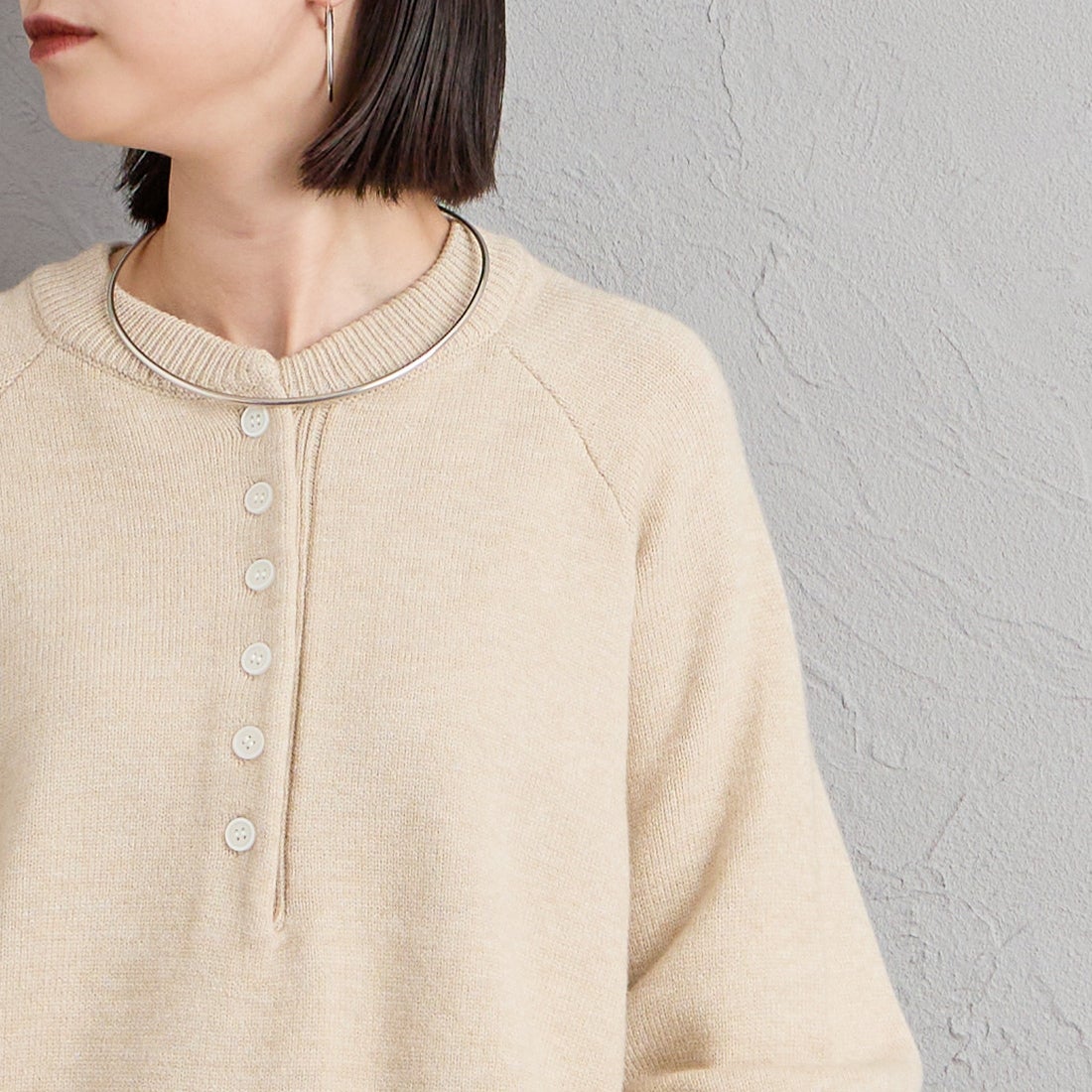 nenom [ネノム] ヘンリーネック スウェットライクニット [NE26331011] 22 BEIGE &&モデル身長：150cm 着用サイズ：F&&