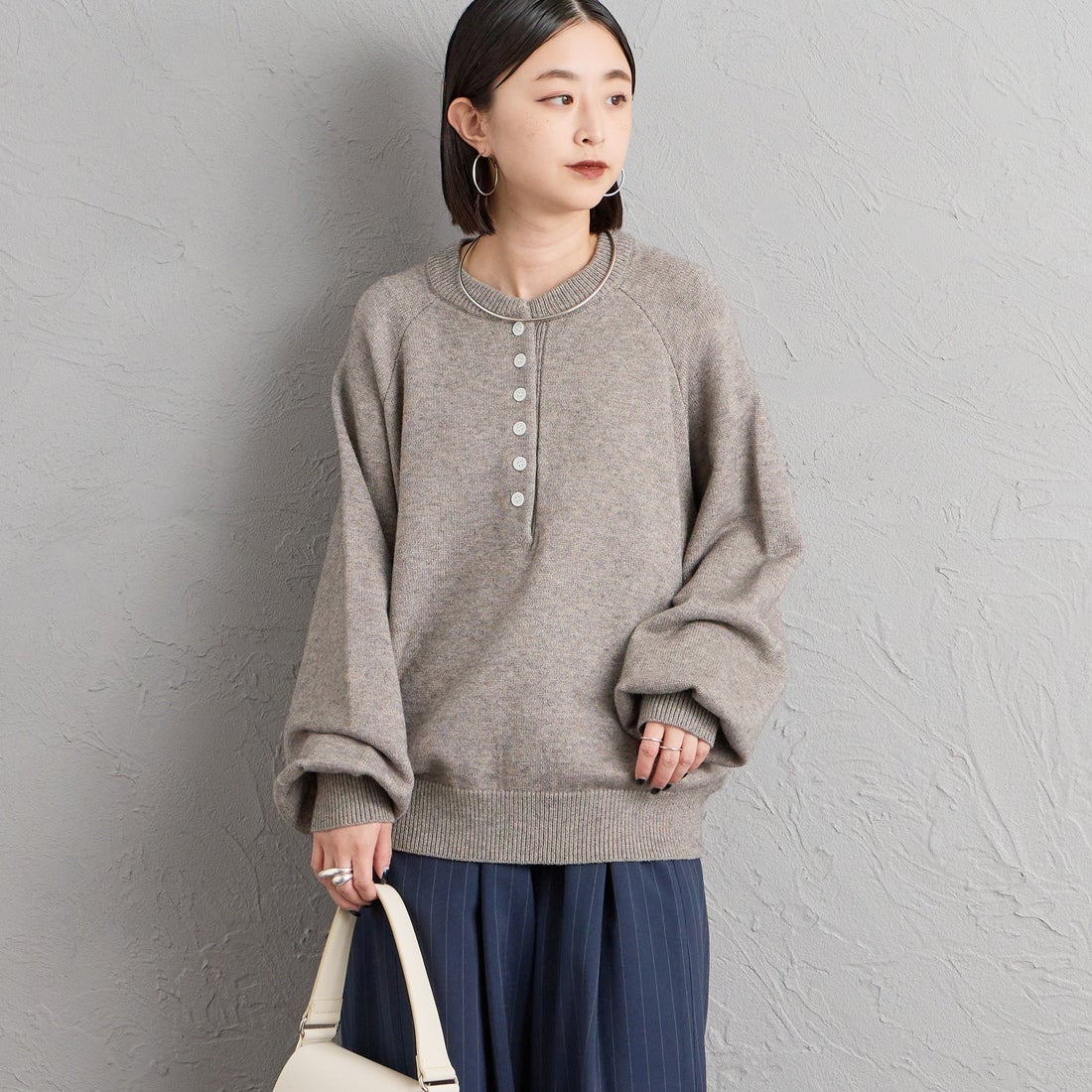 nenom [ネノム] ヘンリーネック スウェットライクニット [NE26331011] 06 T.GRAY &&モデル身長：150cm 着用サイズ：F&&