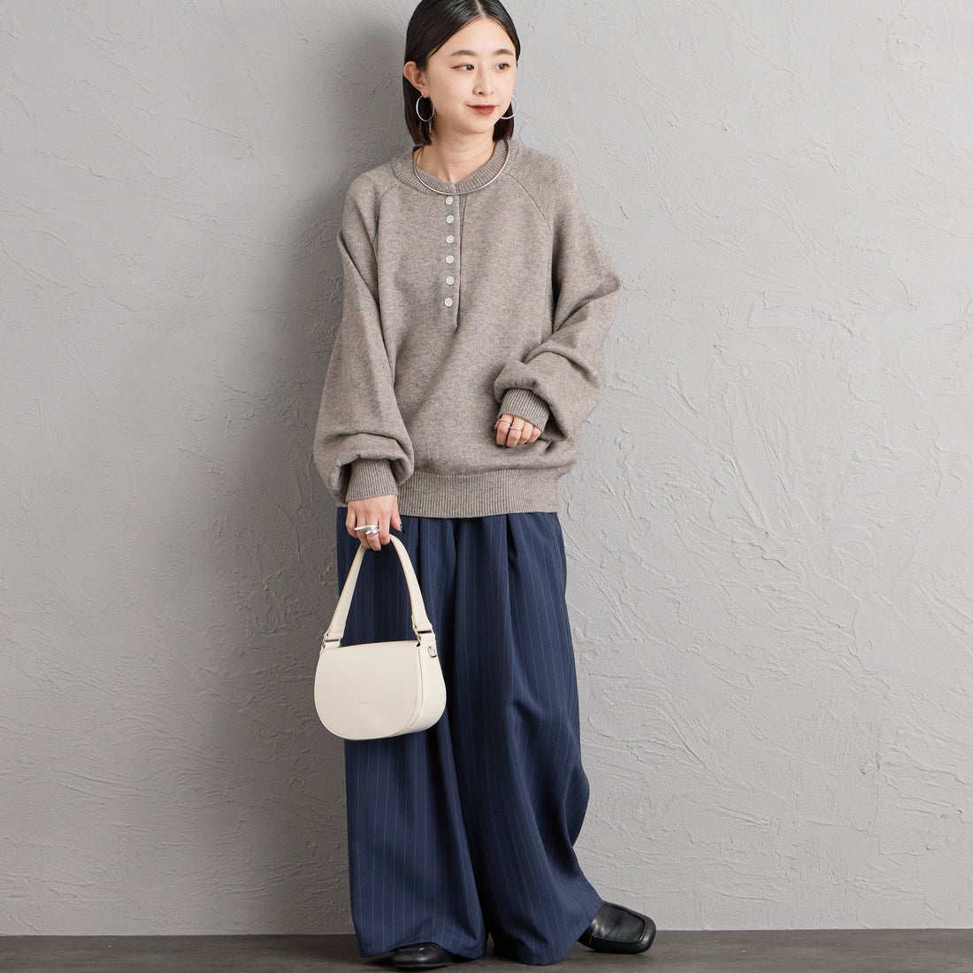 nenom [ネノム] ヘンリーネック スウェットライクニット [NE26331011] 06 T.GRAY &&モデル身長：150cm 着用サイズ：F&&