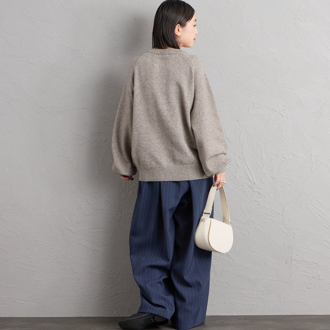 nenom [ネノム] ヘンリーネック スウェットライクニット [NE26331011] 06 T.GRAY &&モデル身長：150cm 着用サイズ：F&&