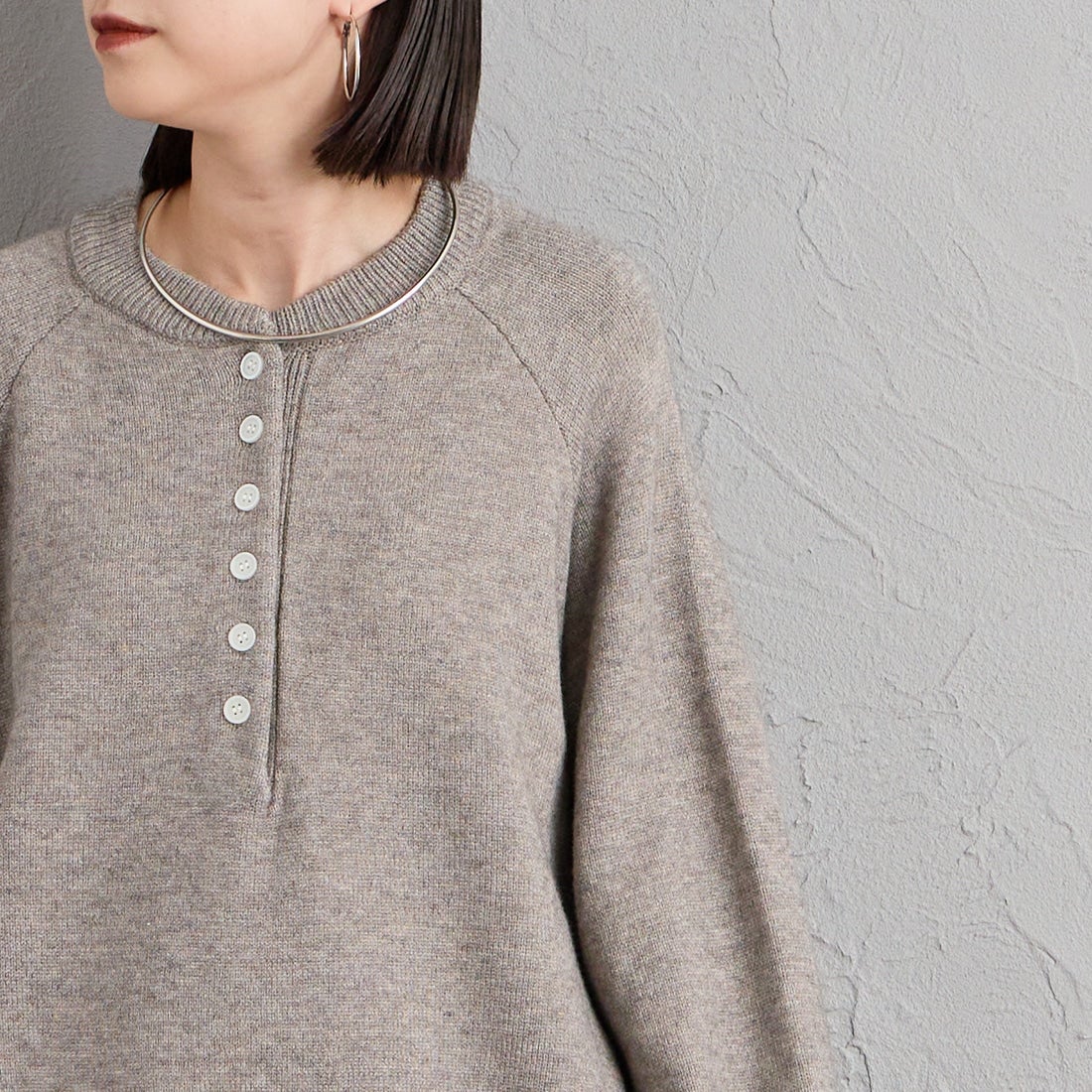 nenom [ネノム] ヘンリーネック スウェットライクニット [NE26331011] 06 T.GRAY &&モデル身長：150cm 着用サイズ：F&&