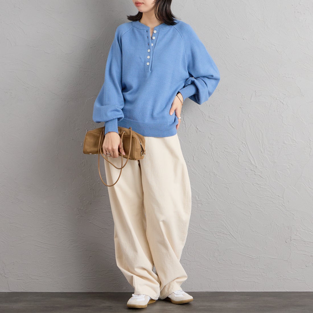 nenom [ネノム] ヘンリーネック スウェットライクニット [NE26331011] 10 L.BLUE &&モデル身長：162cm 着用サイズ：F&&
