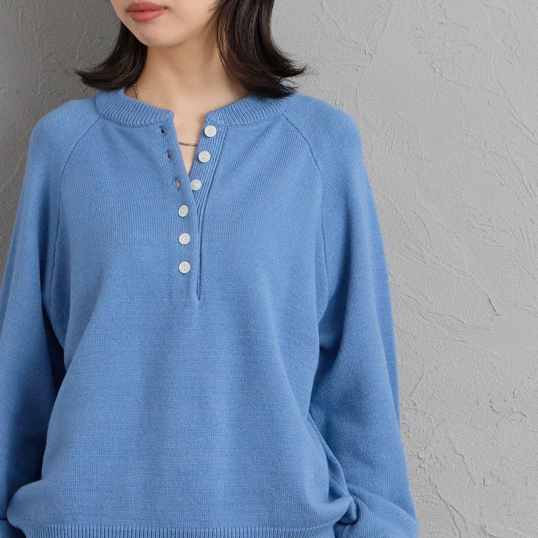 nenom [ネノム] ヘンリーネック スウェットライクニット [NE26331011] 10 L.BLUE &&モデル身長：162cm 着用サイズ：F&&