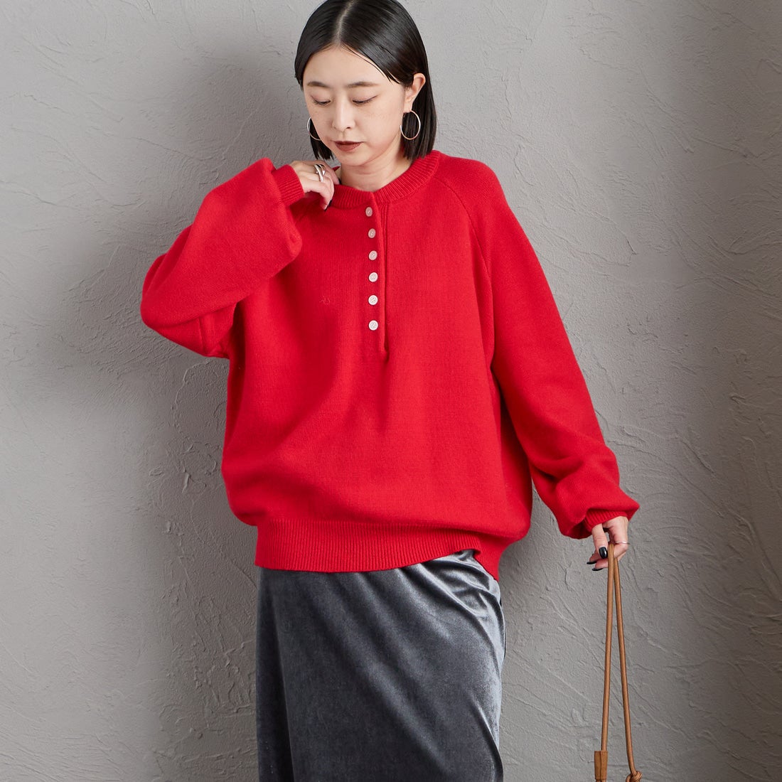 nenom [ネノム] ヘンリーネック スウェットライクニット [NE26331011] 46 RED &&モデル身長：150cm 着用サイズ：F&&