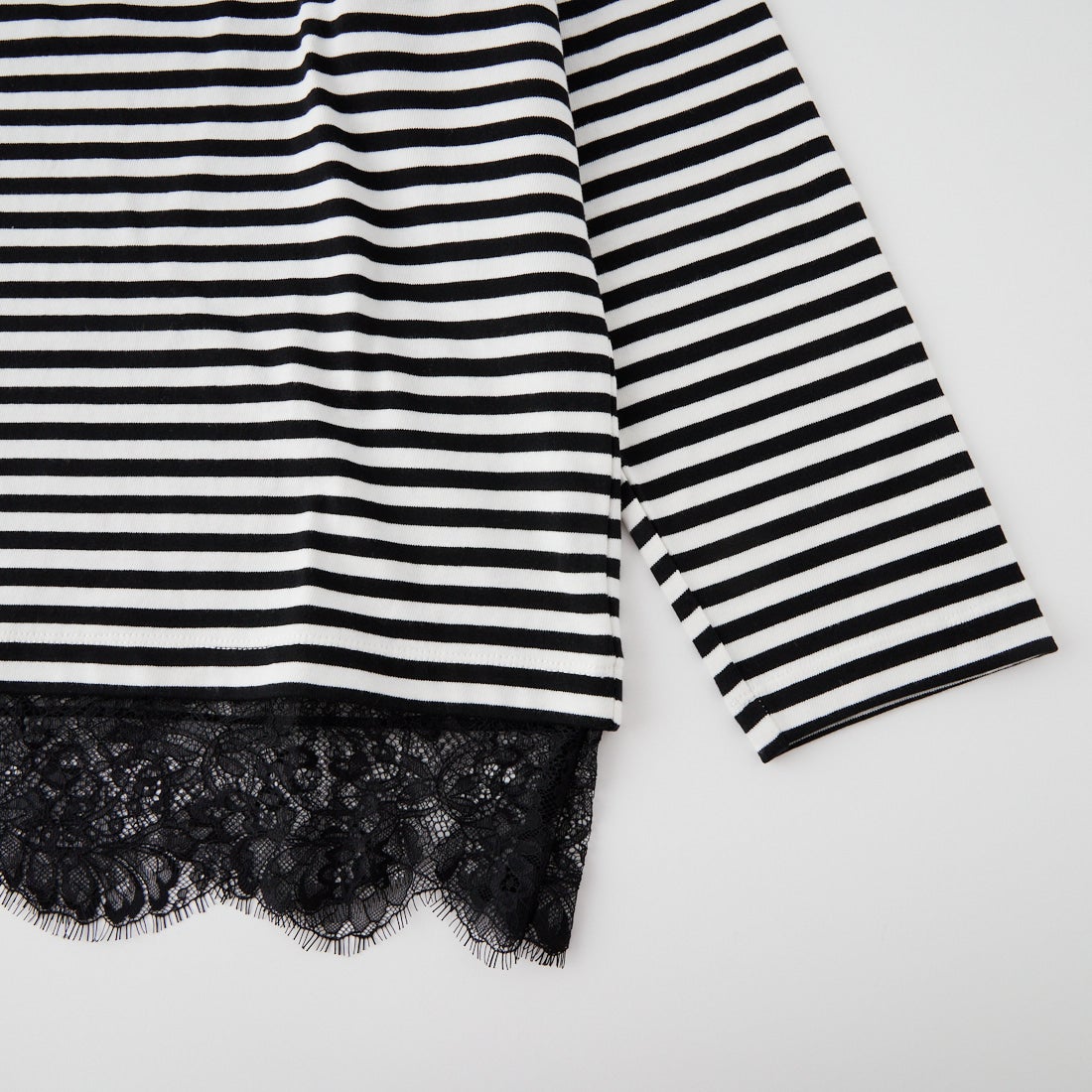 +81 BRANCA [ハチイチブランカ] ヘムレース ボーダーロングスリーブTシャツ [81B-26AW-CS05] BLACK