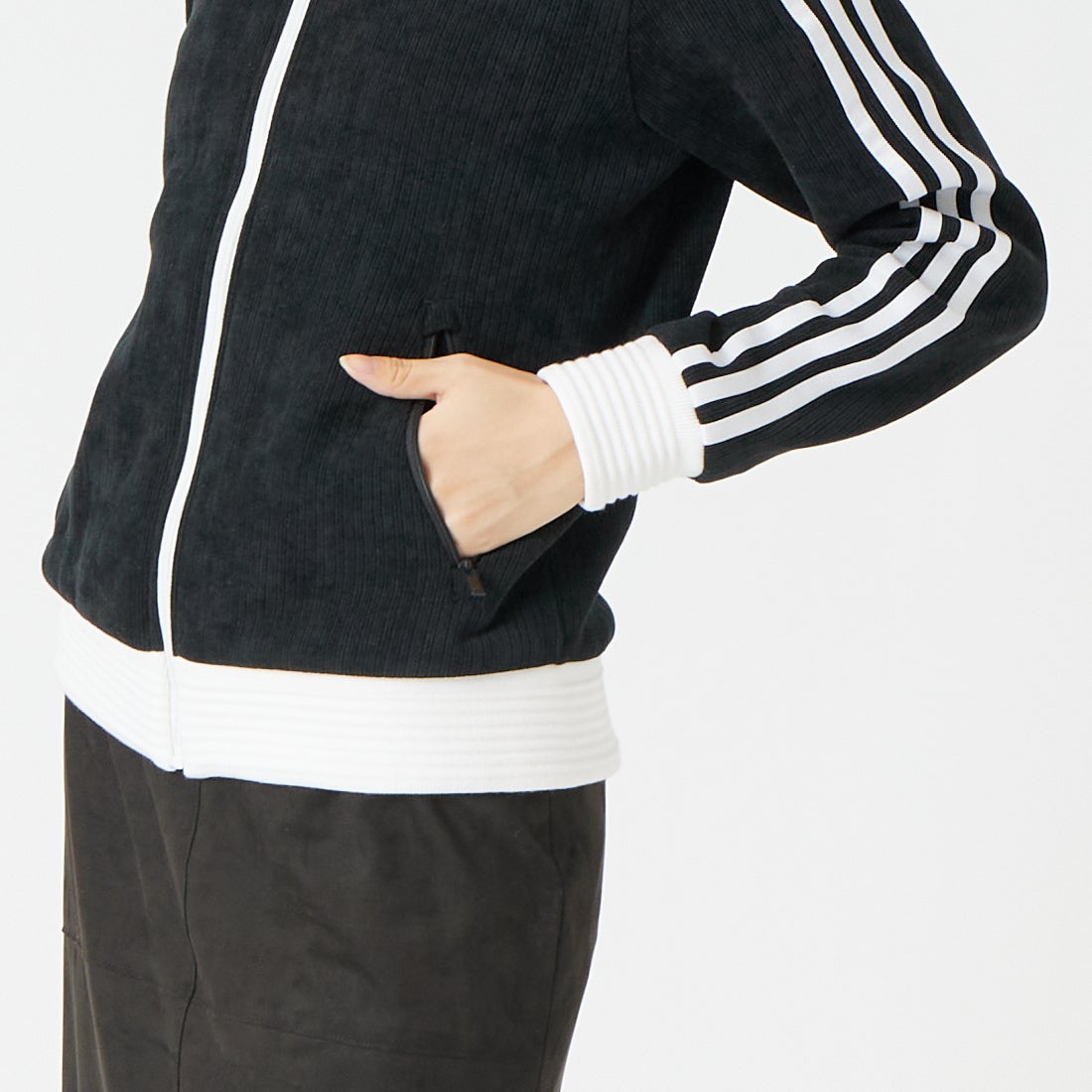 adidas Originals [アディダス オリジナルス] JENNIEコラボ トラックトップ [CC800] LD8924 &&モデル身長：162cm 着用サイズ：M&&