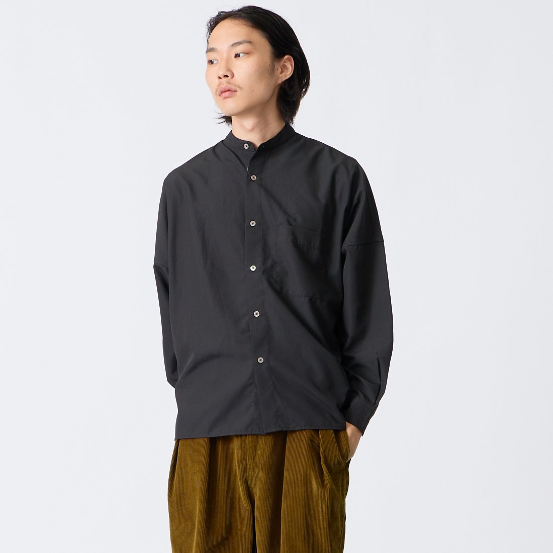 SLICK [スリック] コットンライクブロード バンドカラーリラックスシャツ [5121070] 700 BLACK &&モデル身長：175cm 着用サイズ：1&&