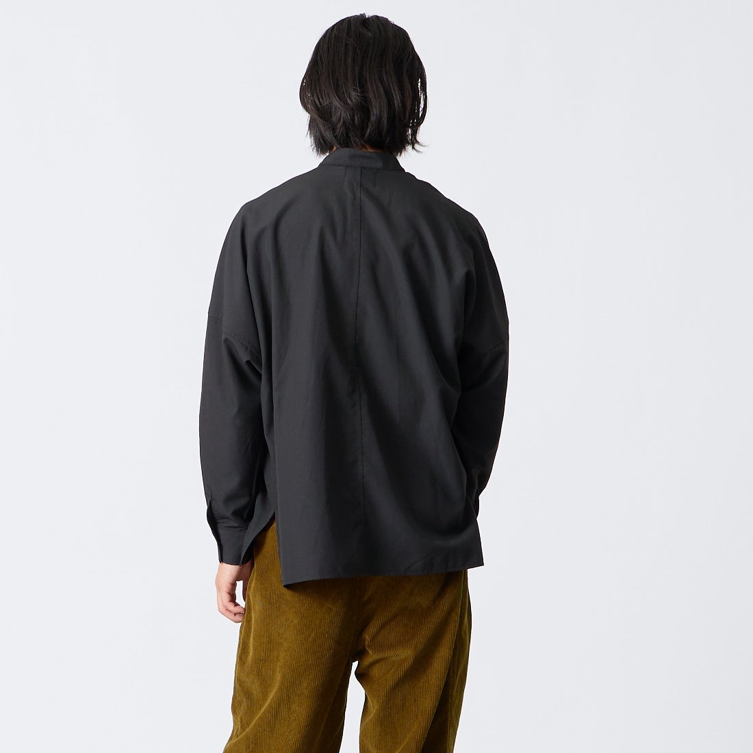 SLICK [スリック] コットンライクブロード バンドカラーリラックスシャツ [5121070] 700 BLACK &&モデル身長：175cm 着用サイズ：1&&