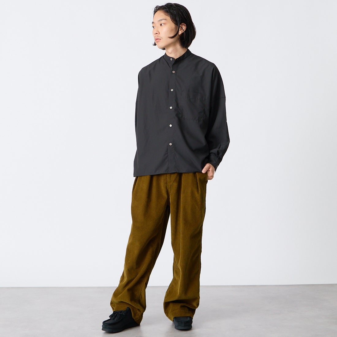 SLICK [スリック] コットンライクブロード バンドカラーリラックスシャツ [5121070] 700 BLACK &&モデル身長：175cm 着用サイズ：1&&