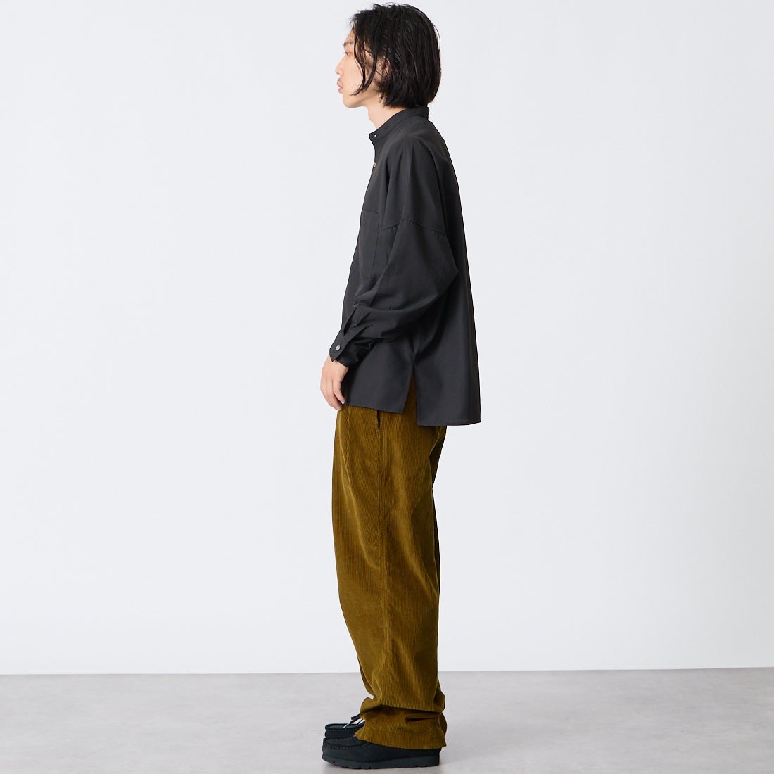 SLICK [スリック] コットンライクブロード バンドカラーリラックスシャツ [5121070] 700 BLACK &&モデル身長：175cm 着用サイズ：1&&