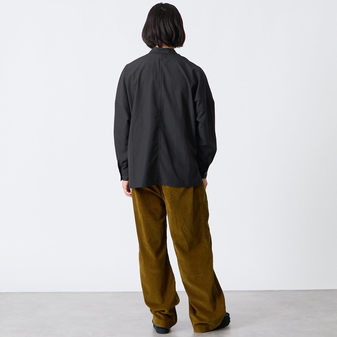 SLICK [スリック] コットンライクブロード バンドカラーリラックスシャツ [5121070] 700 BLACK &&モデル身長：175cm 着用サイズ：1&&