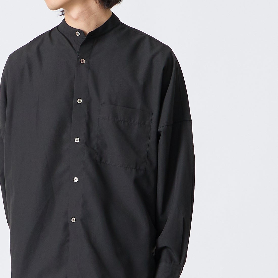 SLICK [スリック] コットンライクブロード バンドカラーリラックスシャツ [5121070] 700 BLACK &&モデル身長：175cm 着用サイズ：1&&