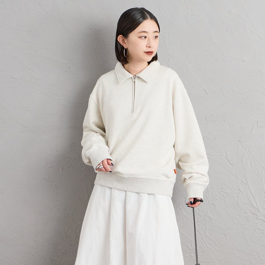 UNIVERSAL OVERALL [ユニバーサルオーバーオール] 別注 ハーフジップポロスウェット [U2632206IN-JF] OATMEAL &&モデル身長：150cm 着用サイズ：F&&