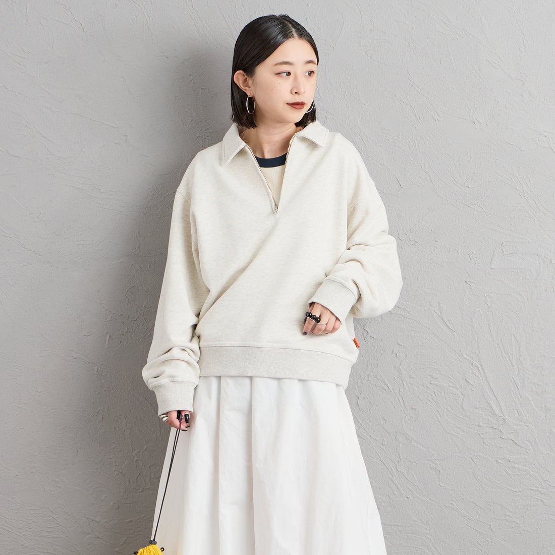 UNIVERSAL OVERALL [ユニバーサルオーバーオール] 別注 ハーフジップポロスウェット [U2632206IN-JF] OATMEAL &&モデル身長：150cm 着用サイズ：F&&