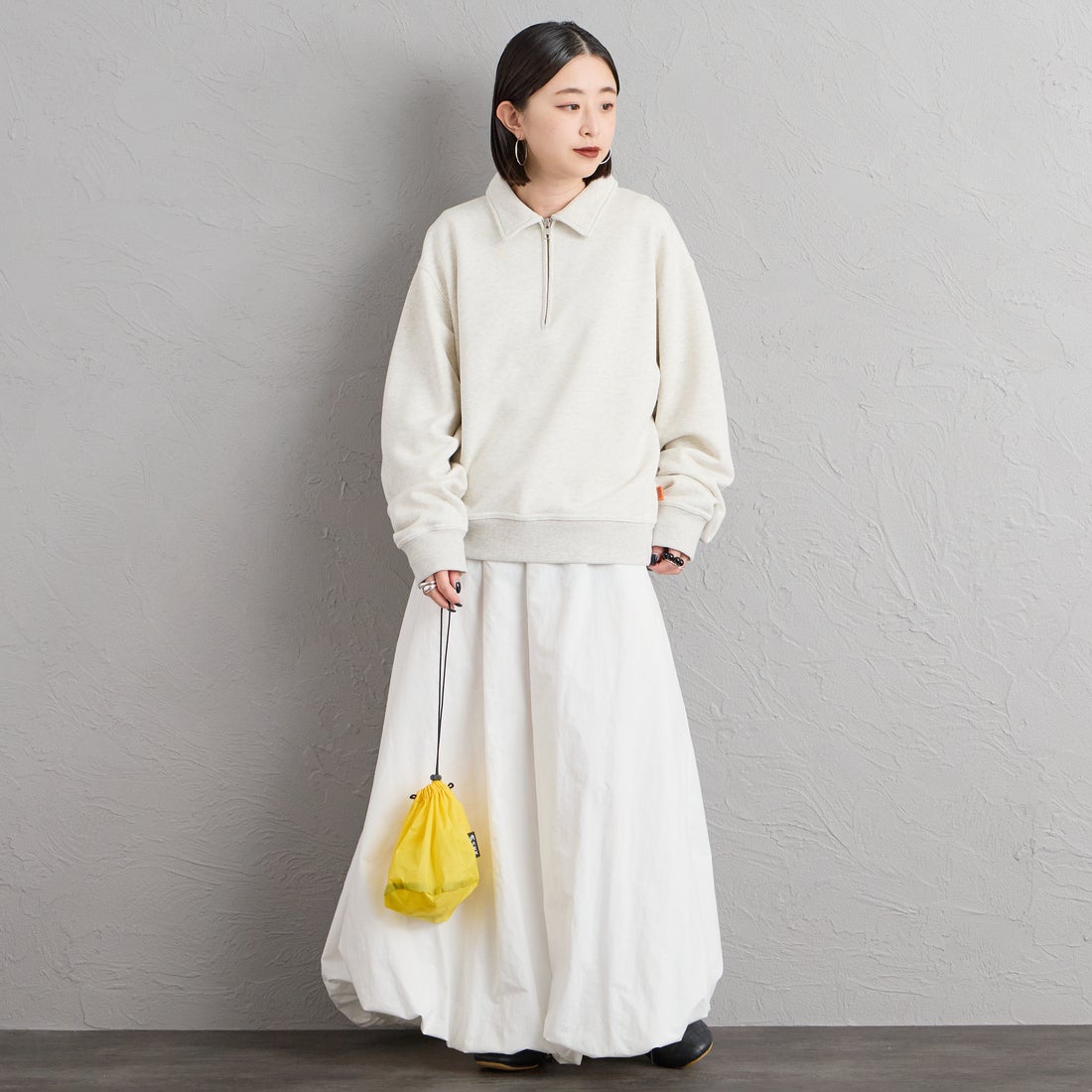 UNIVERSAL OVERALL [ユニバーサルオーバーオール] 別注 ハーフジップポロスウェット [U2632206IN-JF] OATMEAL &&モデル身長：150cm 着用サイズ：F&&