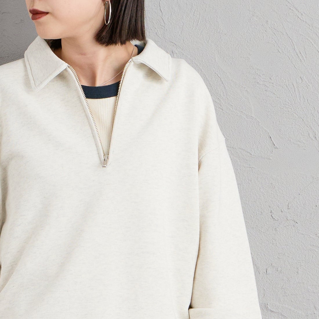 UNIVERSAL OVERALL [ユニバーサルオーバーオール] 別注 ハーフジップポロスウェット [U2632206IN-JF] OATMEAL &&モデル身長：150cm 着用サイズ：F&&