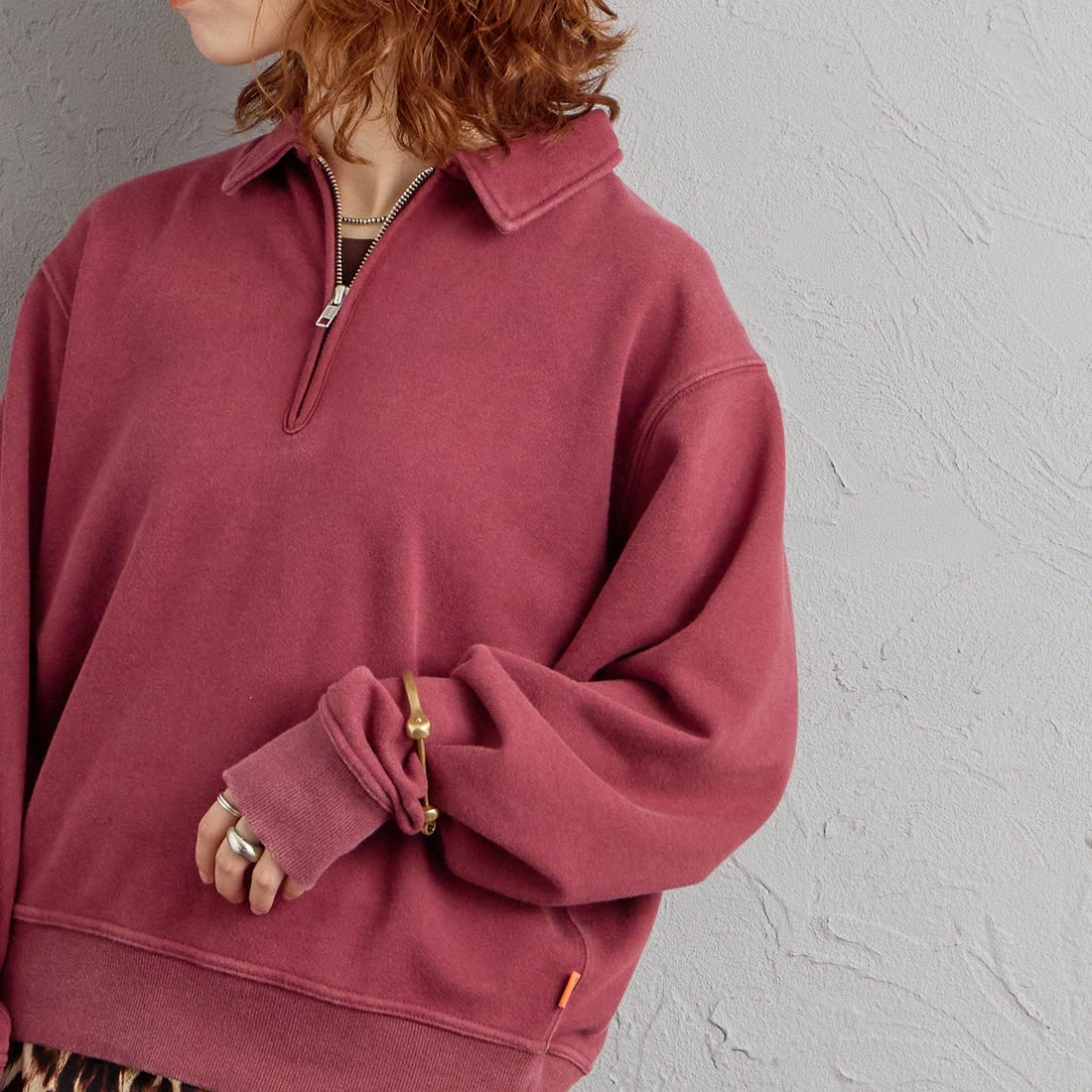 UNIVERSAL OVERALL [ユニバーサルオーバーオール] 別注 ハーフジップポロスウェット [U2632206IN-JF] BURGUNDY &&モデル身長：158cm 着用サイズ：F&&