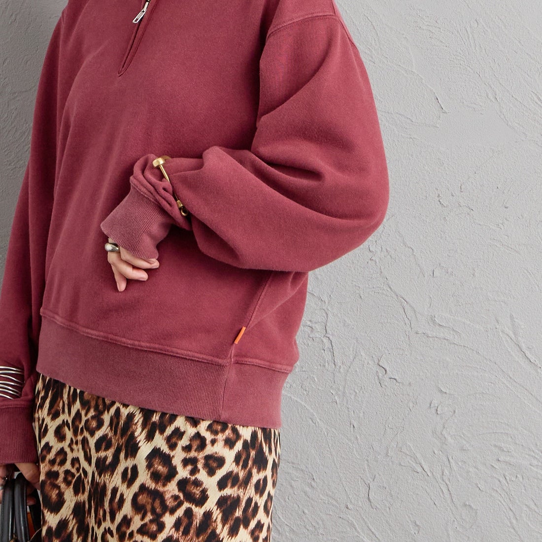 UNIVERSAL OVERALL [ユニバーサルオーバーオール] 別注 ハーフジップポロスウェット [U2632206IN-JF] BURGUNDY &&モデル身長：158cm 着用サイズ：F&&