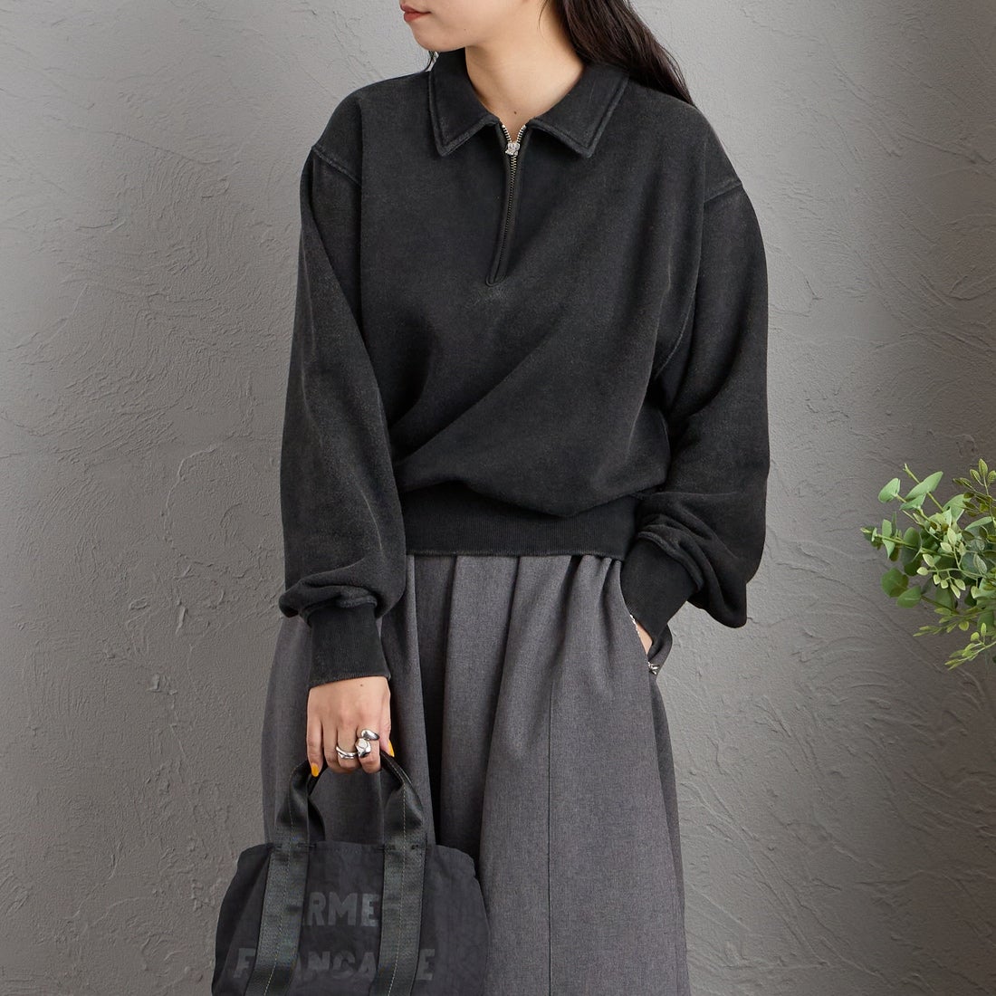 UNIVERSAL OVERALL [ユニバーサルオーバーオール] 別注 ハーフジップポロスウェット [U2632206IN-JF] BLACK &&モデル身長：156cm 着用サイズ：F&&