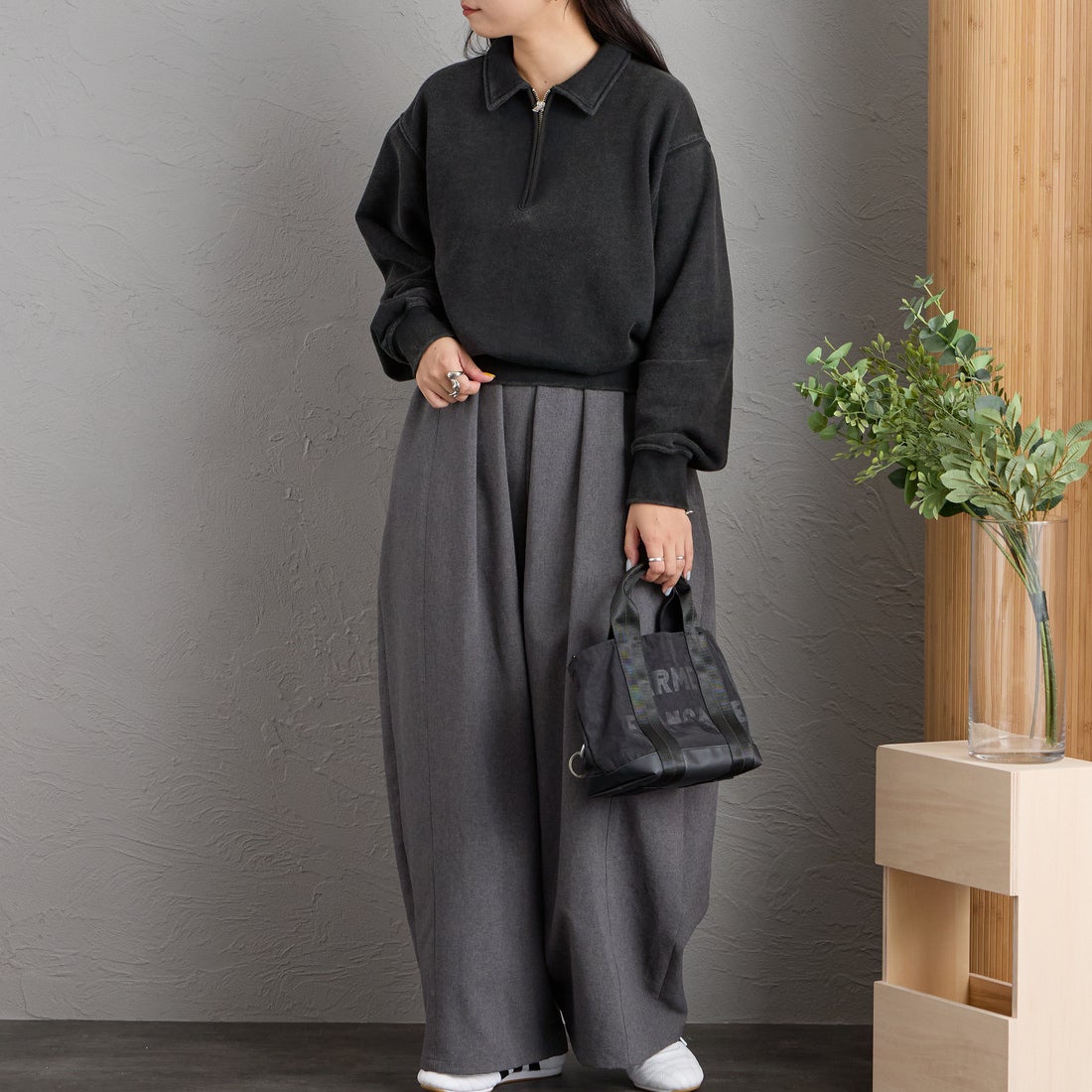 UNIVERSAL OVERALL [ユニバーサルオーバーオール] 別注 ハーフジップポロスウェット [U2632206IN-JF] BLACK &&モデル身長：156cm 着用サイズ：F&&