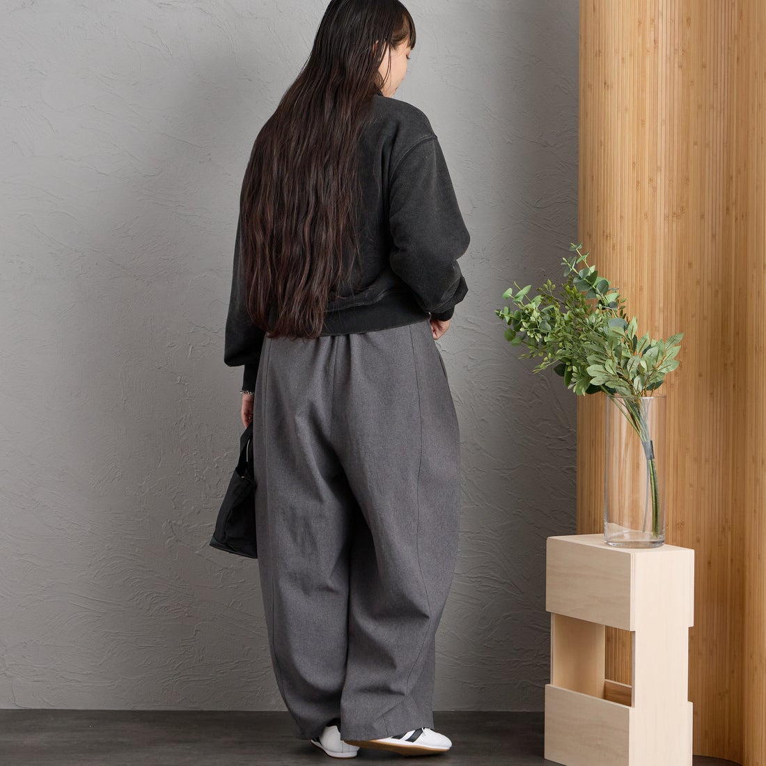 UNIVERSAL OVERALL [ユニバーサルオーバーオール] 別注 ハーフジップポロスウェット [U2632206IN-JF] BLACK &&モデル身長：156cm 着用サイズ：F&&