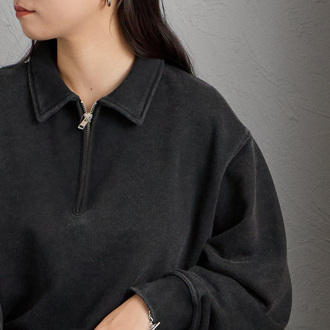 UNIVERSAL OVERALL [ユニバーサルオーバーオール] 別注 ハーフジップポロスウェット [U2632206IN-JF] BLACK &&モデル身長：156cm 着用サイズ：F&&