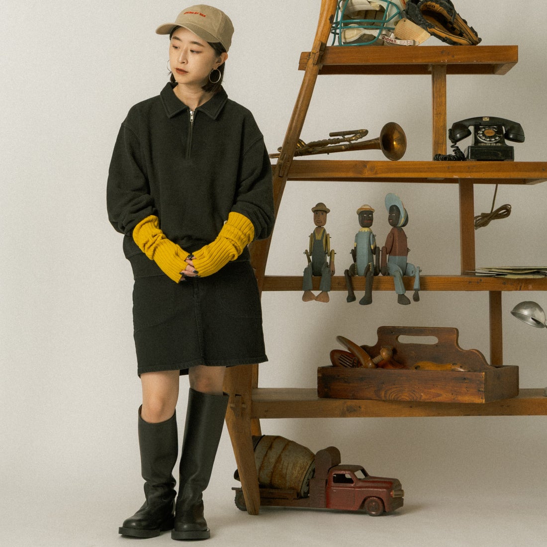 UNIVERSAL OVERALL [ユニバーサルオーバーオール] 別注 ハーフジップポロスウェット [U2632206IN-JF] BLACK &&モデル身長：150cm 着用サイズ：F&&