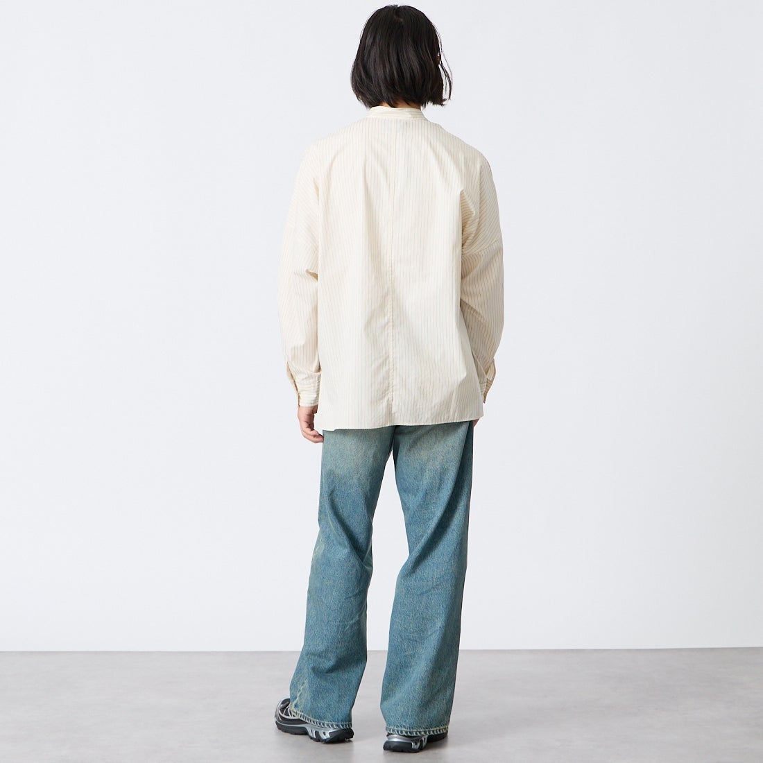 SLICK [スリック] ドビーピンストライプ オーバーサイズバンドカラーシャツ [5120313] 900 WHITE &&モデル身長：175cm 着用サイズ：1&&