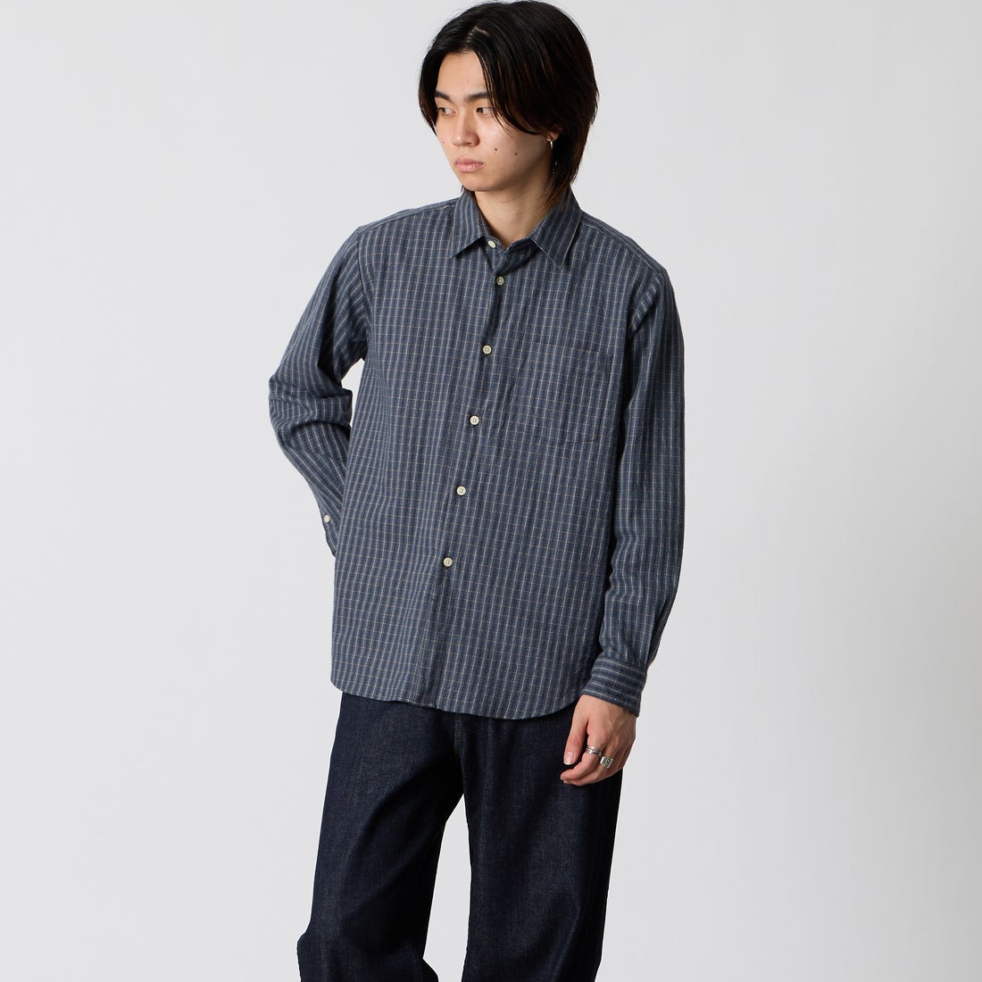 MANUAL ALPHABET [マニュアルアルファベット] ブラッシュドツイルチェック レギュラーカラーシャツ [MA-S-855] NVY/GRY &&モデル身長：177cm 着用サイズ：2&&