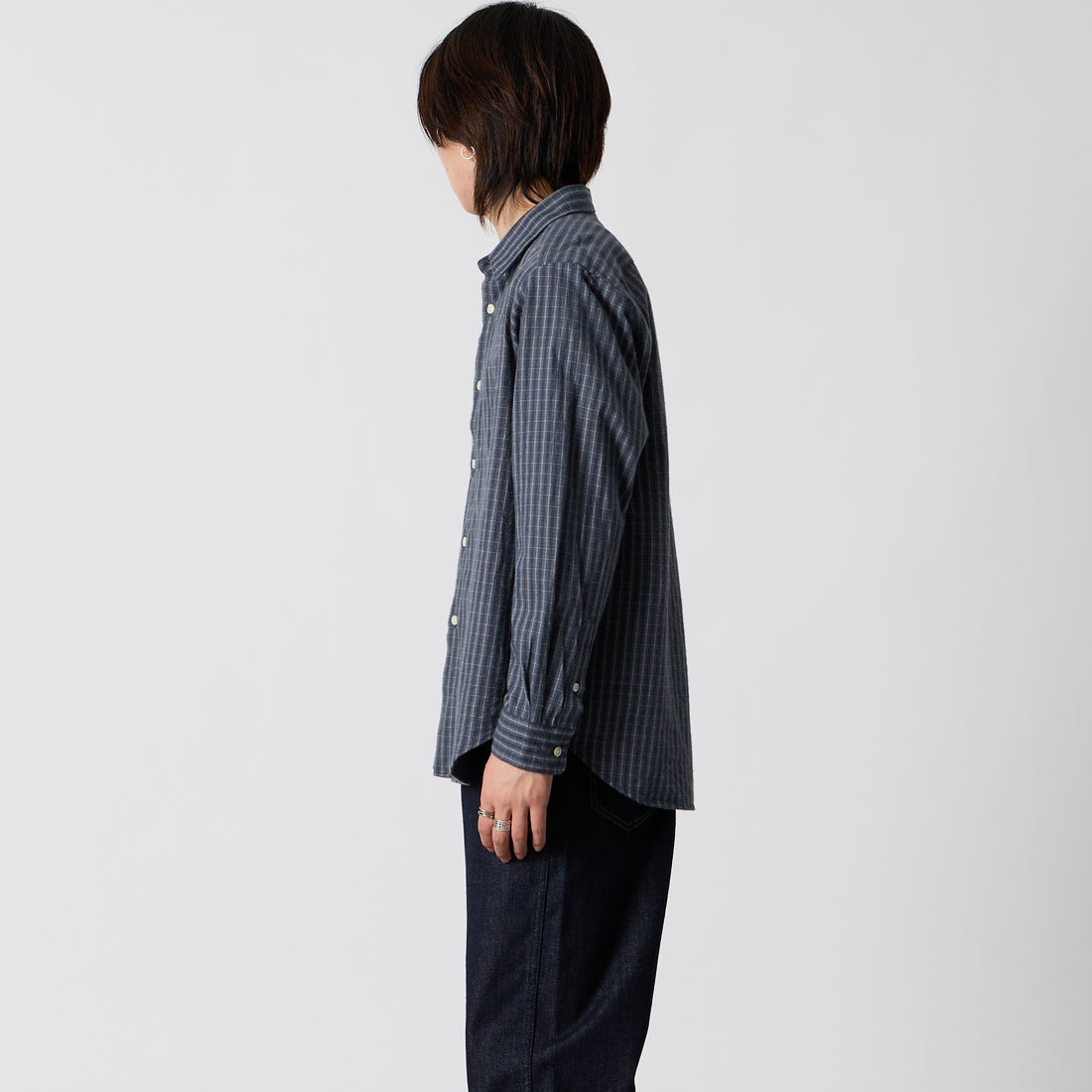 MANUAL ALPHABET [マニュアルアルファベット] ブラッシュドツイルチェック レギュラーカラーシャツ [MA-S-855] NVY/GRY &&モデル身長：177cm 着用サイズ：2&&