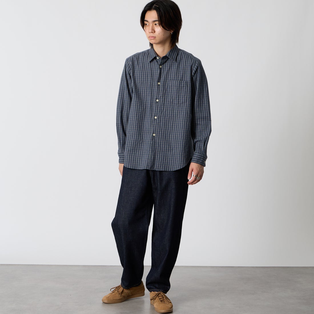 MANUAL ALPHABET [マニュアルアルファベット] ブラッシュドツイルチェック レギュラーカラーシャツ [MA-S-855] NVY/GRY &&モデル身長：177cm 着用サイズ：2&&