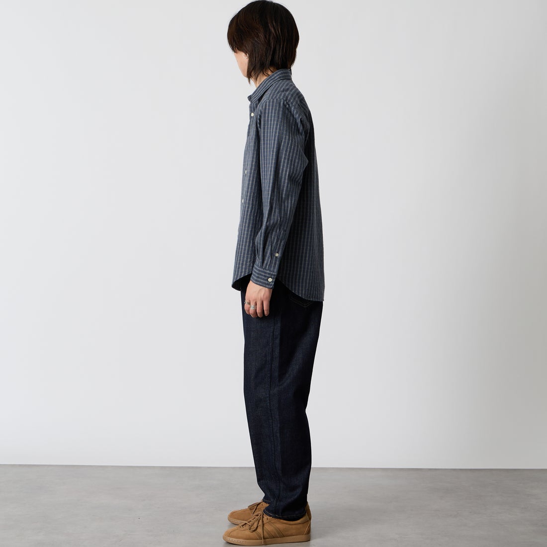 MANUAL ALPHABET [マニュアルアルファベット] ブラッシュドツイルチェック レギュラーカラーシャツ [MA-S-855] NVY/GRY &&モデル身長：177cm 着用サイズ：2&&