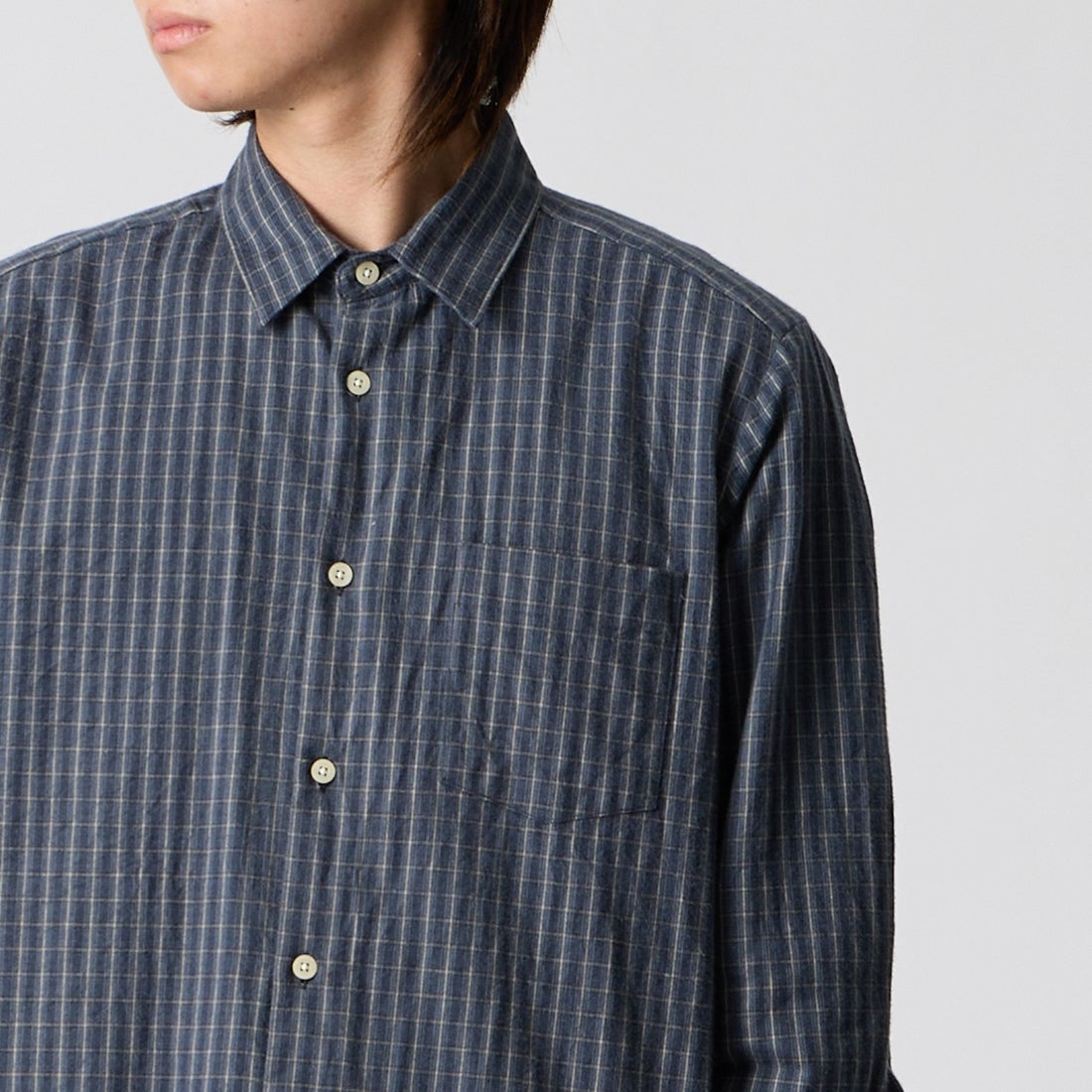 MANUAL ALPHABET [マニュアルアルファベット] ブラッシュドツイルチェック レギュラーカラーシャツ [MA-S-855] NVY/GRY &&モデル身長：177cm 着用サイズ：2&&
