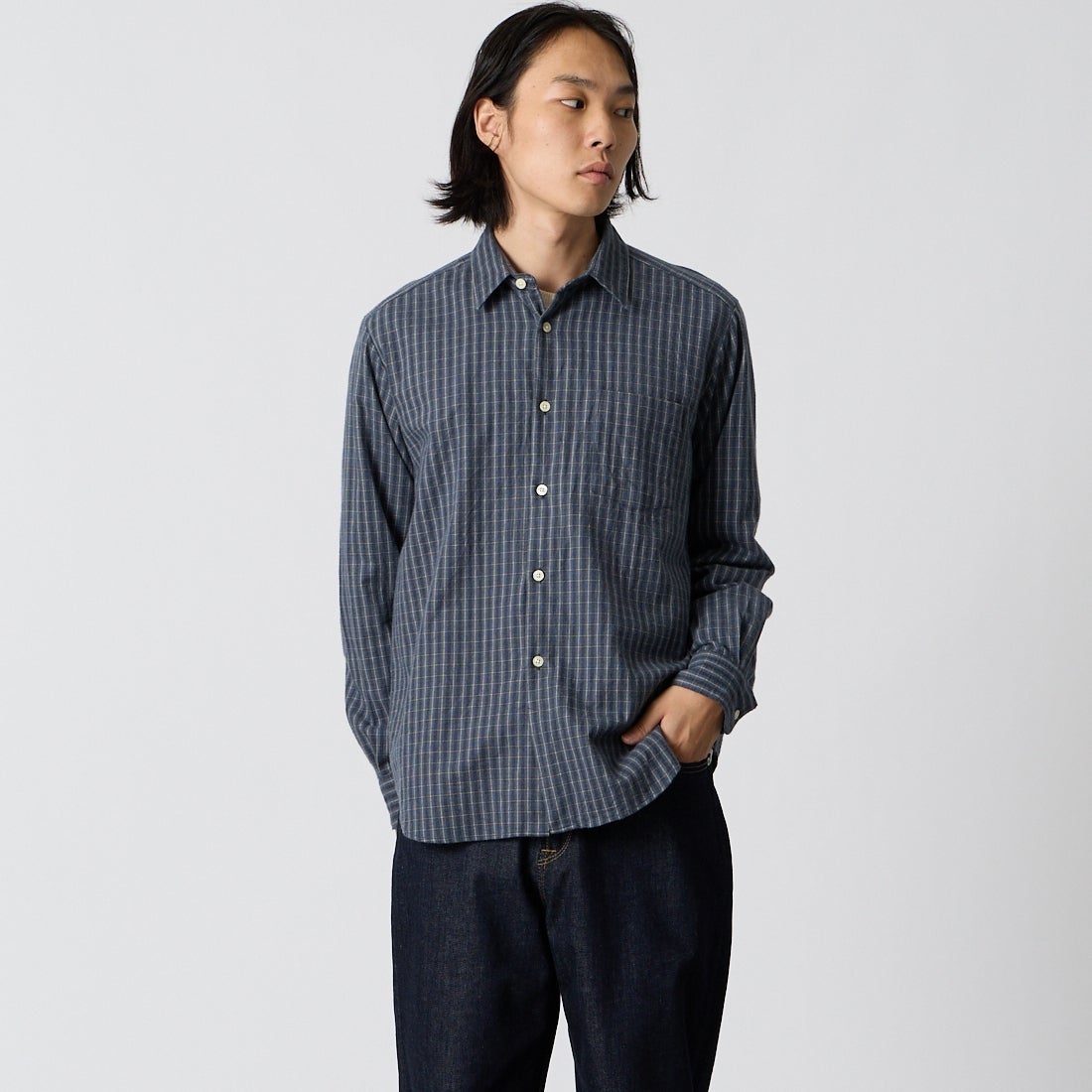 MANUAL ALPHABET [マニュアルアルファベット] ブラッシュドツイルチェック レギュラーカラーシャツ [MA-S-855] NVY/GRY &&モデル身長：175cm 着用サイズ：2&&