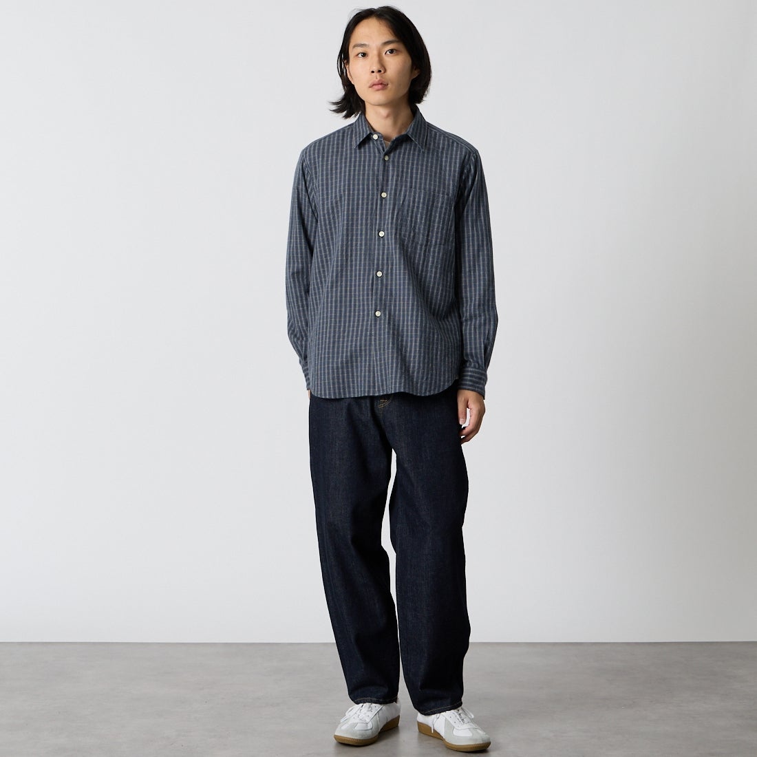 MANUAL ALPHABET [マニュアルアルファベット] ブラッシュドツイルチェック レギュラーカラーシャツ [MA-S-855] NVY/GRY &&モデル身長：175cm 着用サイズ：2&&
